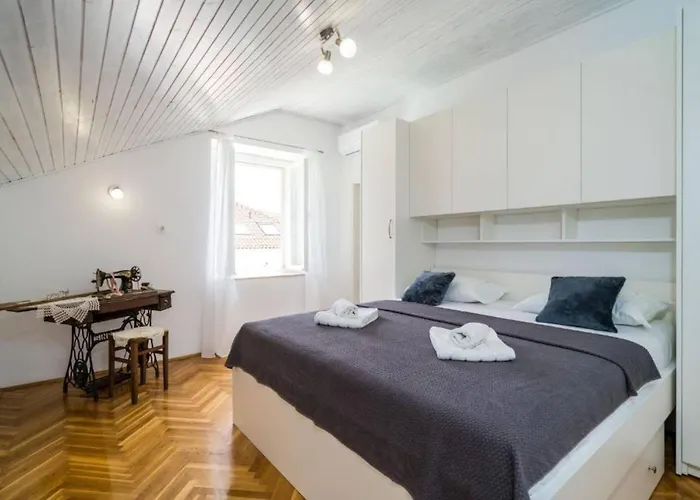 Location Three Bedroom Apartament Slano