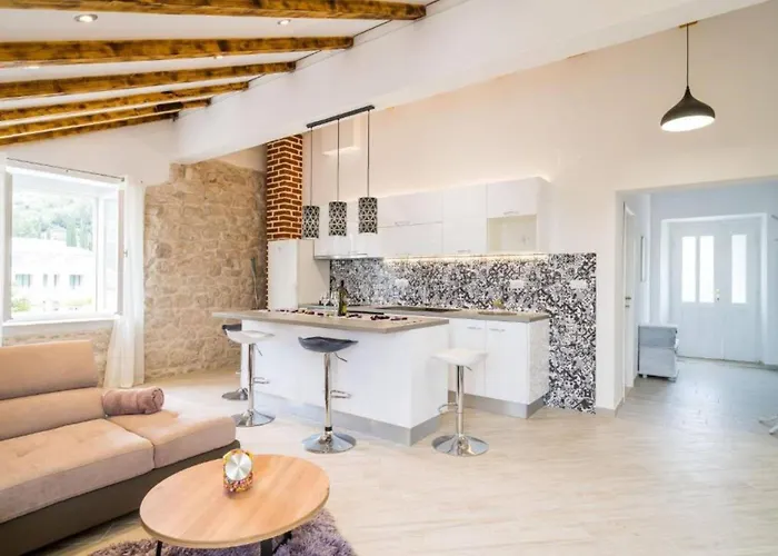 Location Three Bedroom Apartament *