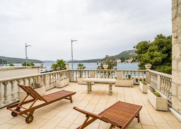 Location Three Bedroom Apartament Slano